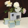 vase-geometrique-blanc-et-boites-bleues